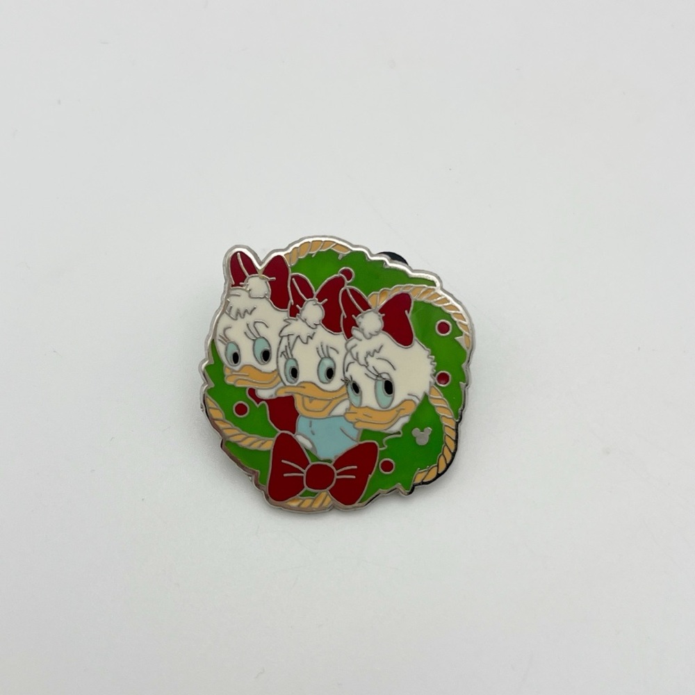 2006 Disneyland exclusive Christmas pin
